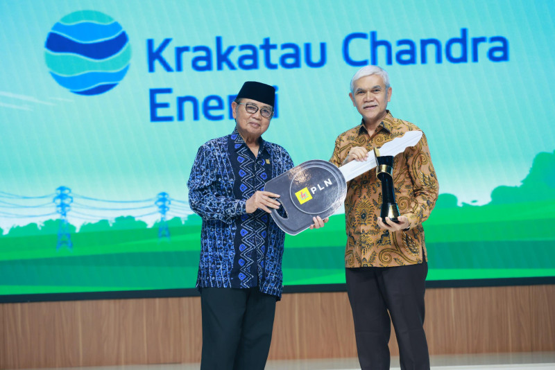 Penyerahan penghargaan kategori Best Energy Growth oleh Komisaris Utama PLN, Burhanuddin Abdullah (kiri) kepada Direktur Utama PT Krakatau Chandra Energi, Rahmad Hidayat (kanan).