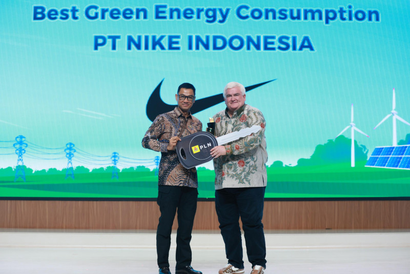 Penyerahan penghargaan kategori Best Green Energy Consumption oleh Direktur Utama PLN, Darmawan Prasodjo (kiri) kepada President Director PT Nike Indonesia, Joseph Warren (kanan).