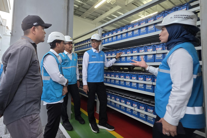 Direktur Utama PLN, Darmawan Prasodjo (kedua dari kanan) didampingi Direktur Distribusi PLN, Arsyadany G. Akmalaputri (kanan), General Manager PLN UID Jakarta Raya, Moch. Andy Achaminoerdin (tengah), dan Kepala Bagian Bangunan Sekretariat Presiden, Andi Firdaus (kiri) melakukan pengecekan kondisi Uninterruptible Power Supply (UPS) di komplek Istana Kepresidenan Jakarta.