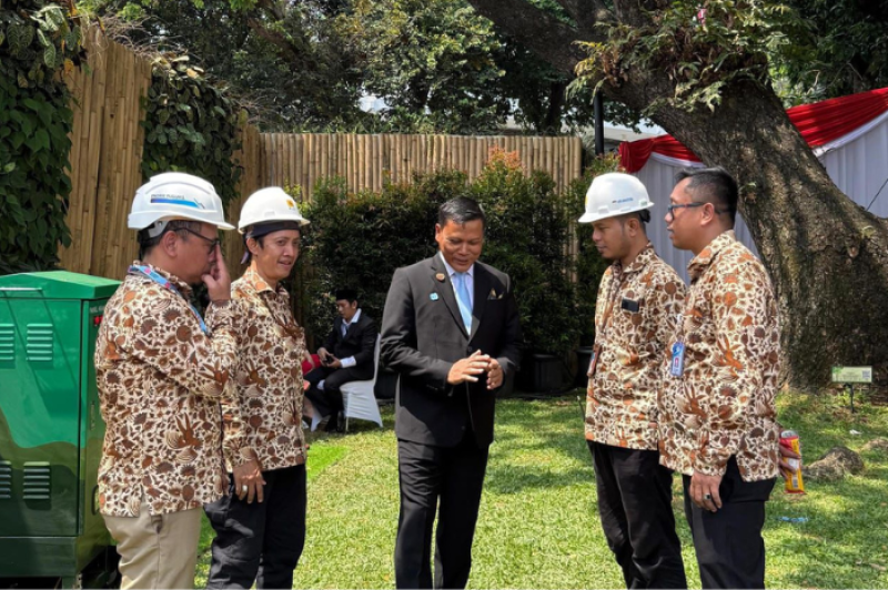 Petugas PLN bersama dengan Kepala Biro Umum Deputi I Setpres, Brigjen TNI Mulyadi (tengah) melakukan koordinasi untuk memastikan keandalan kelistrikan berlapis di Istana Negara, demi perayaan HUT ke-80 RI yang aman, khidmat, dan tanpa kedip.