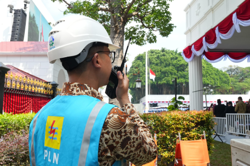 Di samping kibaran Sang Merah Putih, petugas PLN bersiaga penuh mengamankan pasokan listrik, bukan hanya sekadar tugas, namun bentuk pengabdian kepada bangsa dan negara.