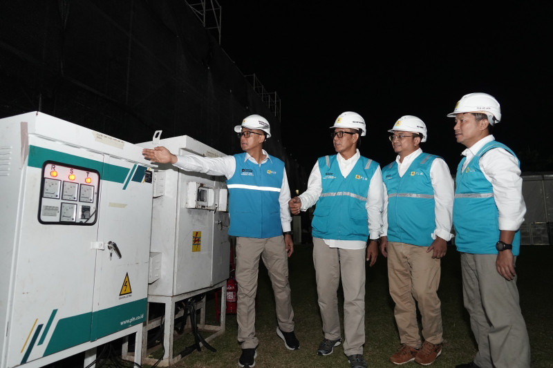 Direktur Utama PLN, Darmawan Prasodjo (kiri), General Manager PLN UID Jakarta Raya, Moch. Andy Adchaminoerdin (kedua dari kiri) dan jajaran ketika meninjau langsung kesiapan peralatan kelistrikan di lokasi Pesta Rakyat dan Karnaval HUT ke-80 Republik Indonesia.