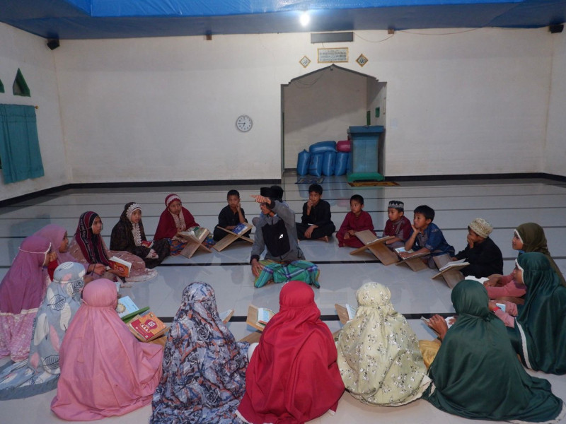 Dengan hadirnya akses listrik, anak-anak di Kecamatan Seko, Luwu Utara, Sulawesi Selatan kini dapat mengaji di malam hari dengan lebih tenang dan khidmat.