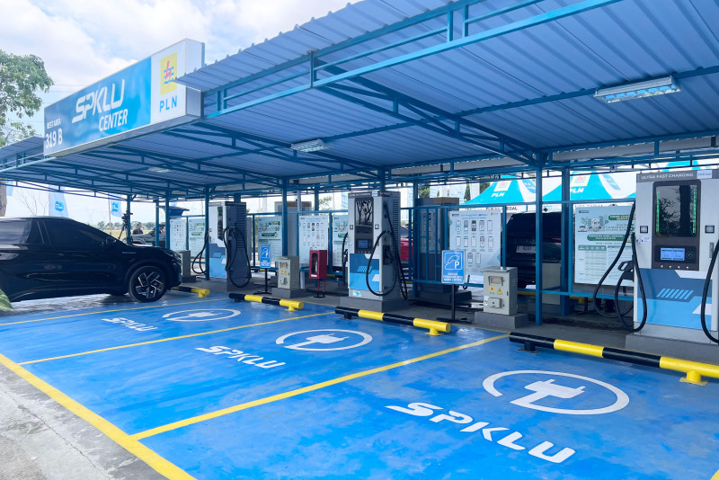 Tampak SPKLU Center Rest Area 319B Pemalang yang dilengkapi 13 konektor pengisian daya kendaraan listrik roda empat, terdiri dari 6 unit SPKLU DC Ultra Fast Charging dan 1 unit SPKLU AC Medium Charging.