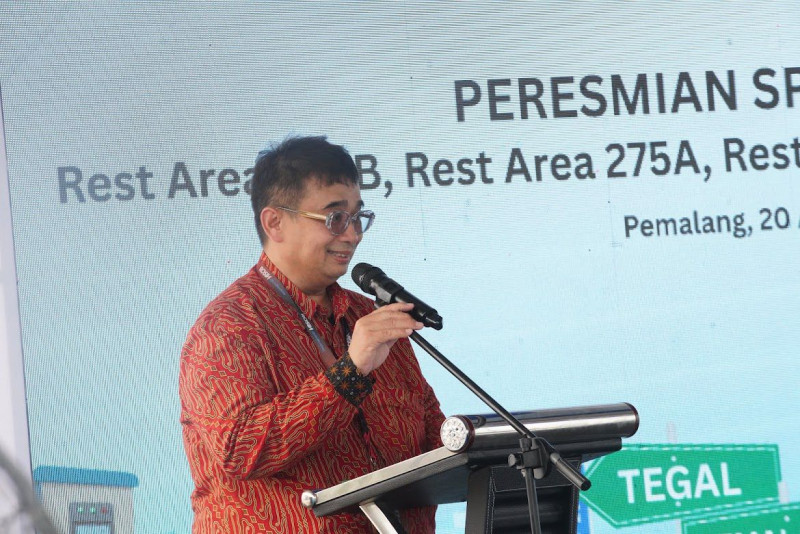 Wakil Direktur PT Rosalia Indah, Ipong Wiryawan menyampaikan dukungan terhadap kolaborasi pembangunan SPKLU Center di Rest Area 319B, selain menambah layanan rest area juga meningkatkan kenyamanan pengunjung khususnya pengguna kendaraan listrik.