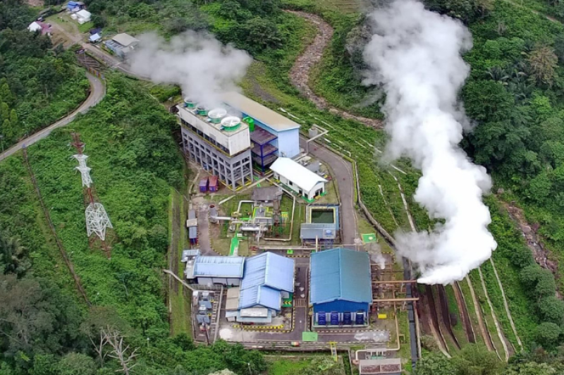 Aerial view Pembangkit Listrik Tenaga Panas Bumi (PLTP) Ulumbu yang berlokasi di Kabupaten Manggarai, Nusa Tenggara Timur dengan kapasitas total 10 MW.
