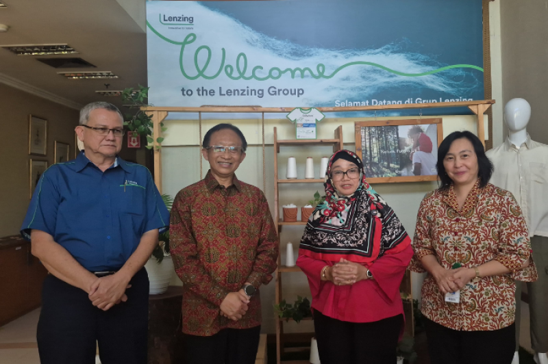 Direktur Retail dan Niaga PLN Adi Priyanto (kedua dari kiri) ketika mengunjungi salah satu pelanggan industri tekstil PT South Pacific Viscose (SPV) di Purwakarta dan disambut oleh HR GA & Corporate Affair Director SPV, Vibrayani Arkhama (kedua dari kanan), Operation Site Director SPV, Ivan Gaudart (kiri) serta Head of Procurement Manager SPV, Kho Viminyaty (kanan).