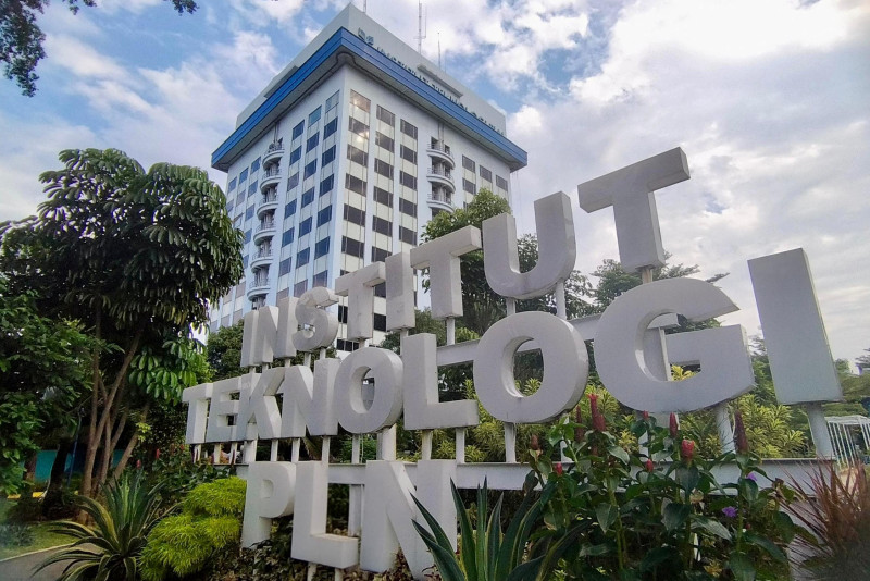 Tampak gedung kampus utama Institut Teknologi PLN (ITPLN) yang terletak di Menara PLN, Duri Kosambi, Cengkareng, Jakarta Barat.
