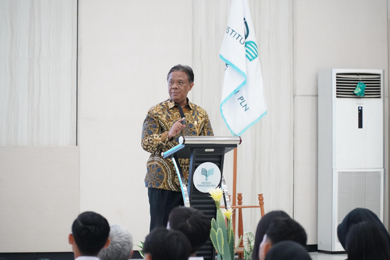 Direktur Legal dan Manajemen Human Capital PLN, Yusuf Didi Setiarto, saat memberikan sambutan pada acara Penandatanganan Kontrak Ikatan Kerja Mahasiswa Institut Teknologi PLN (ITPLN) dengan PLN yang digelar di Jakarta pada Selasa (2/9). Ia menyampaikan, program ikatan kerja merupakan bagian dari upaya regenerasi sumber daya manusia di PLN untuk memastikan keberlanjutan transformasi bisnis perusahaan.
