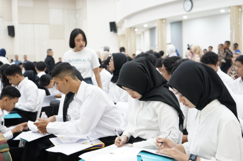 Tampak wajah serius para mahasiswa baru saat menandatangani kontrak ikatan kerja PLN. Dari 150 kuota yang tersedia, 109 mahasiswa resmi bergabung tahun ini setelah melalui seleksi ketat sesuai standar kualitas PLN.