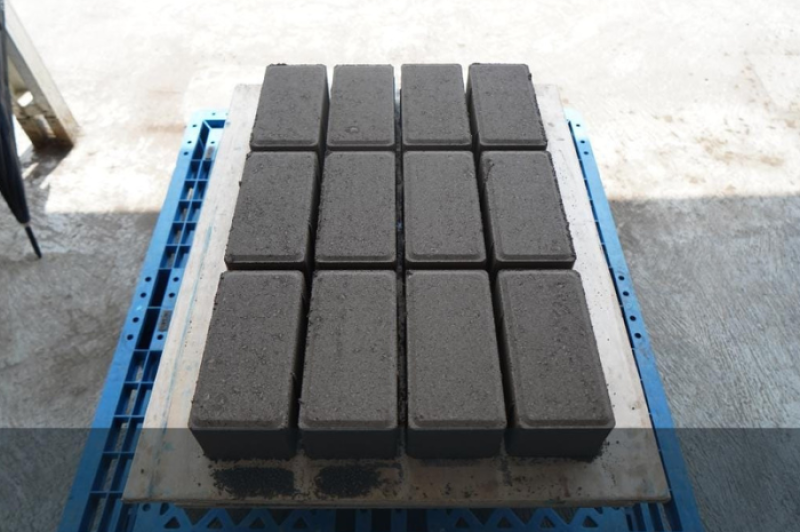 Produk paving block hasil olahan FABA yang memiliki nilai guna tinggi, dapat dimanfaatkan sebagai material untuk mendukung pembangunan insfrastruktur hijau.