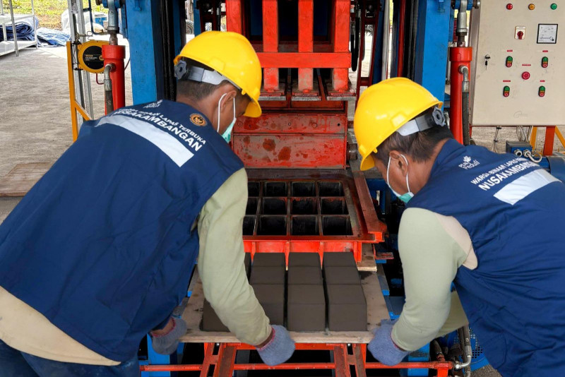 Produk paving block yang telah melalui proses pencetakan pada mesin press di Workshop FABA PLN, Lapas Nusakambangan. Selanjutnya produk tersebut akan dijemur hingga kering sebelum siap digunakan sebagai bahan bangunan/konstruksi.