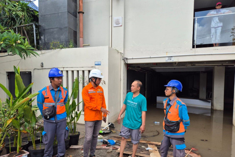 Di lokasi banjir, petugas PLN Unit Layanan Pelanggan (ULP) Kuta berkoordinasi langsung dengan pelanggan. Asesmen menyeluruh dilakukan untuk memastikan kondisi aman sebelum listrik kembali dinyalakan.