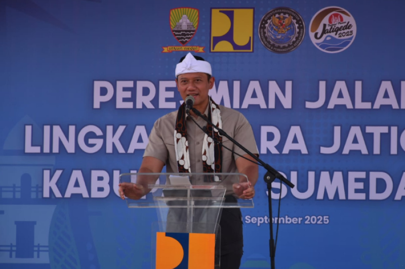 AHY menekankan pentingnya keberadaan Jalan Lingkar Utara Jatigede sebagai infrastruktur strategis yang melengkapi jaringan jalan lingkar di kawasan tersebut.