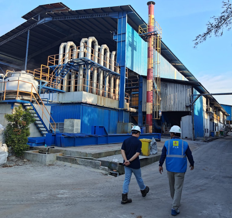 Petugas PLN bersama karyawan PT Mitra Stania Prima (MSP) tengah memastikan keandalan pasokan listrik bagi operasional smelter milik PT MSP di Bangka Belitung.
