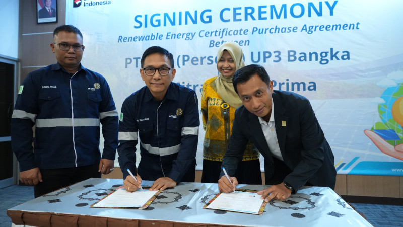 Disaksikan oleh General Manager PLN UIW Babel, Ira Savitri (dua dari kanan) dan General Manager Smelter PT MSP, Sungeng Riyadi (kiri), penandatanganan kesepakatan pembelian Renewable Energy Certificate (REC) dilakukan oleh  Manager PLN UP3 Bangka, Muhammad Taufik (kanan), dan Direktur Operasional PT Mitra Stania Prima, An Sudarno (dua dari kiri), Selasa (18/9/2025).
