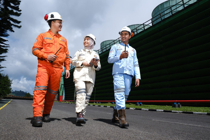 Ilustrasi pegawai PLN Group yang bertugas di salah satu pembangkit EBT, PLTP Kamojang berkapasitas 140 megawatt (MW).