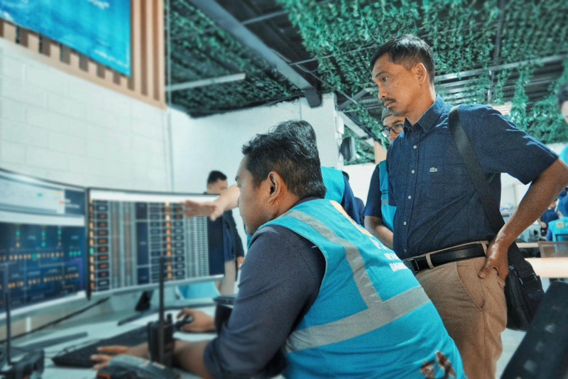 General Manager PLN Unit Induk Wilayah Nusa Tenggara Timur (NTT), F. Eko Sulistyono (kanan) meninjau kesiapan sistem kelistrikan Flores dalam rangka mendukung rangkaian agenda HAPUA meetings ke-41.