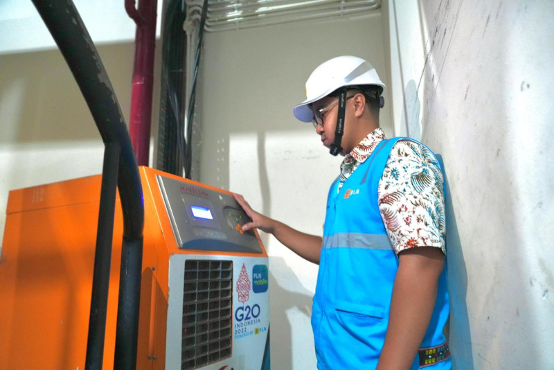 Petugas PLN terus melakukan inspeksi pada peralatan Uninterruptible Power Supply (UPS) guna memastikan seluruh peralatan kelistrikan berfungsi optimal.