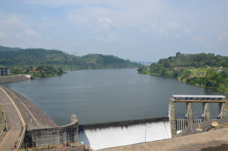 Tampilan Waduk Saguling sebagai lokasi PLTS Terapung Saguling yang diproyeksikan mampu menghasilkan lebih dari 130 Gigawatt hour (GWh) listrik per tahun. Jumlah tersebut cukup untuk memenuhi kebutuhan energi sekitar 24.000 rumah tangga sekaligus mengurangi emisi karbon hingga 104.000 ton CO₂ per tahun. Pembangkit ini ditargetkan akan beroperasi secara komersial pada November 2026. 