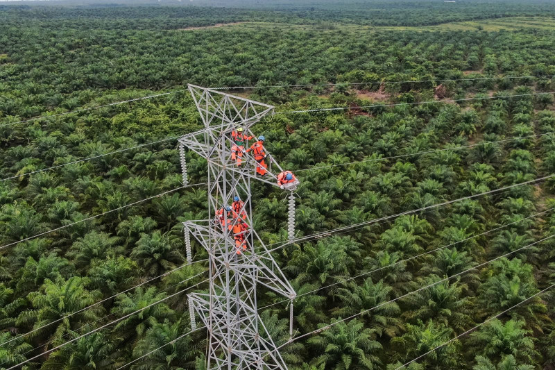 Foto udara Saluran Udara Tegangan Tinggi (SUTT) 150 kiloVolt (KV) Bengkayang - Singkawang, Kabupaten Bengkayang, Kalimantan Barat.