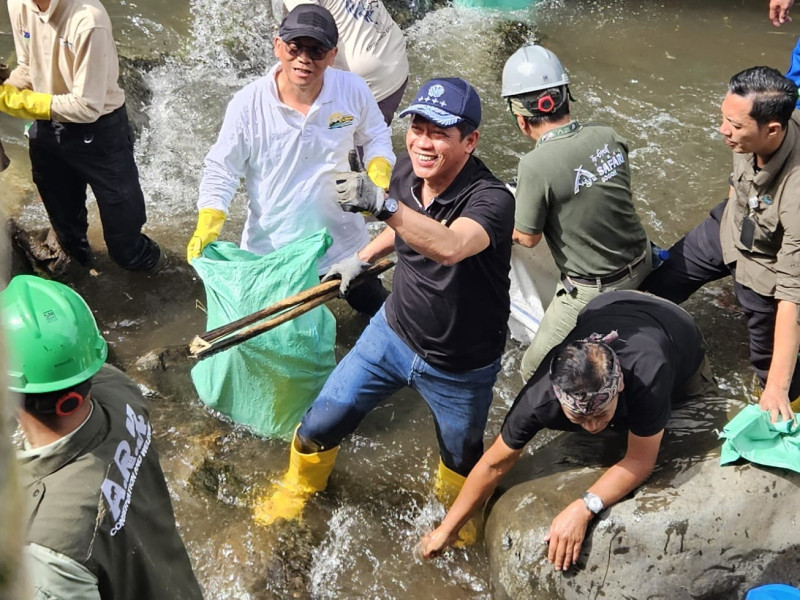 Menteri Lingkungan Hidup, Hanif Faisol Nurofiq (tengah) ketika turun langsung membersihkan sampah di hulu Sungai Ciliwung di Cisarua, Bogor, Minggu (05/10/2025).