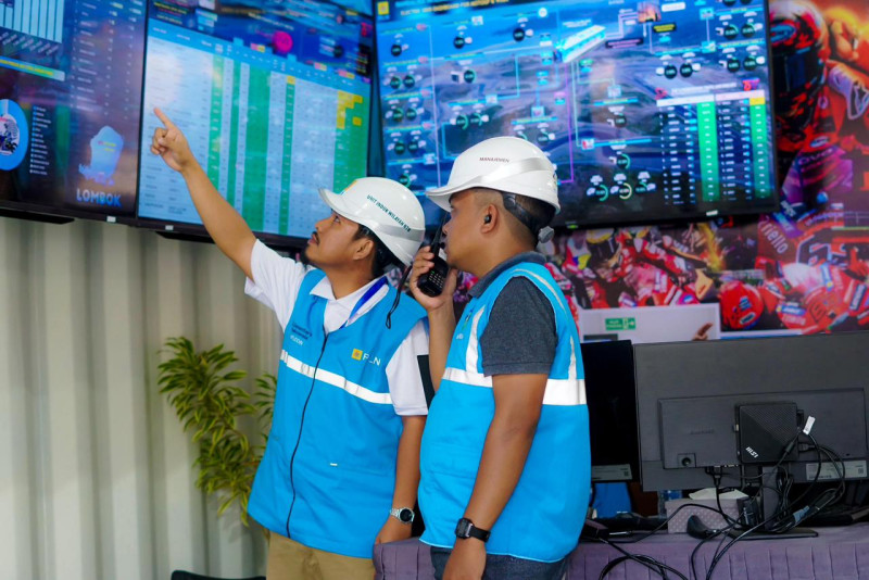 Para petugas PLN Unit Induk Wilayah Nusa Tenggara Barat saat memonitor kondisi kelistrikan gelaran MotoGP di Sirkuit Mandalika, Lombok Tengah, NTB pada Minggu (5/10/2025).