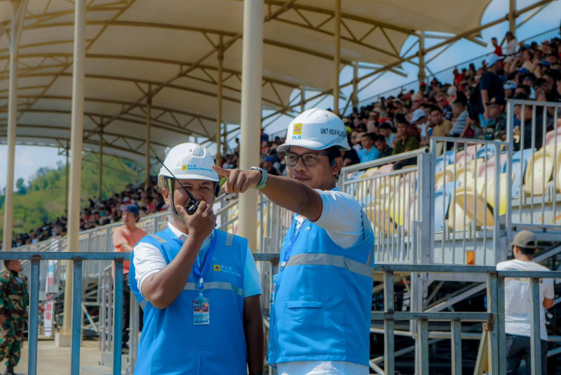 Petugas PLN saat bersiaga pada gelaran MotoGP di Sirkuit Mandalika, Lombok Tengah, Minggu (5/10/2025).