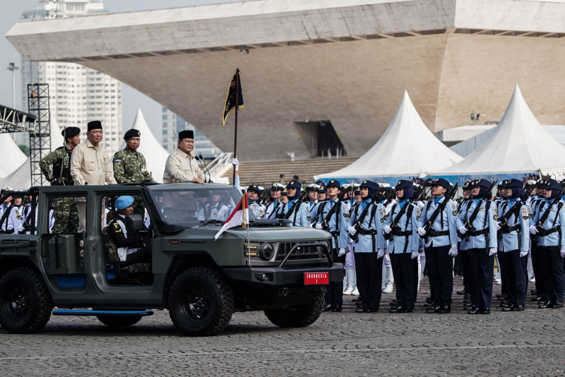 Presiden Republik Indonesia, Prabowo Subianto didampingi Menteri Pertahanan RI, Sjafrie Sjamsoeddin dan Panglima TNI, Agus Subiyanto saat melakukan inspeksi peserta Upacara Peringatan HUT ke-80 Tentara Nasional Indonesia (TNI) di Monumen Nasional (Monas), Jakarta.