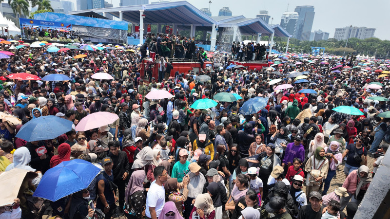 Antusiasme masyarakat yang larut dalam kemeriahan HUT ke-80 TNI di Kawasan Monas.