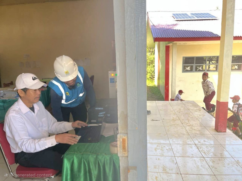 Dengan hadirnya akses listrik yang andal, para guru di Kabupaten Mamasa, Sulawesi Barat, kini dapat memanfaatkan berbagai perangkat elektronik dan teknologi digital untuk menciptakan proses belajar mengajar yang lebih interaktif, menarik, dan modern bagi para siswa.