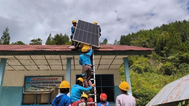 Petugas PLN tengah memasang panel surya di SDK 014 Sokbok, Kabupaten Mamasa, Sulawesi Barat. Sebanyak 25 sekolah di Kabupaten Mamasa telah menikmati listrik dari SuperSUN, dan 57 sekolah lainnya juga merasakan listrik dari perluasan jaringan PLN.