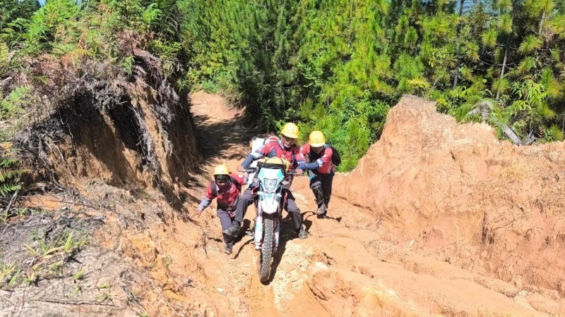Petugas PLN melintasi jalur terjal untuk menempuh lokasi sekolah-sekolah yang ada di wilayah tertinggal, terdepan, dan terluar (3T) Kabupaten Mamasa, Sulawesi Barat. Upaya ini menjadi bagian dari perjalanan Program Listrik Desa (Lisdes) dalam menghadirkan keadilan energi bagi masyarakat di Indonesia.