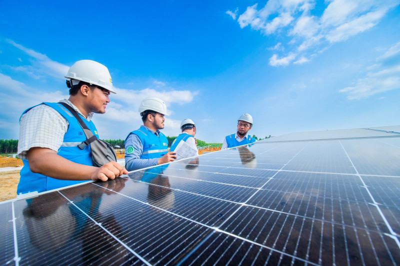 Ilustrasi pegawai PLN sedang melakukan inspeksi panel surya PLTS. PLN membuka Rekrutmen Umum PLN Group 2025 sebagai bagian penting dalam menyiapkan talenta unggul yang akan mengawal kesuksesan transisi energi di Indonesia.