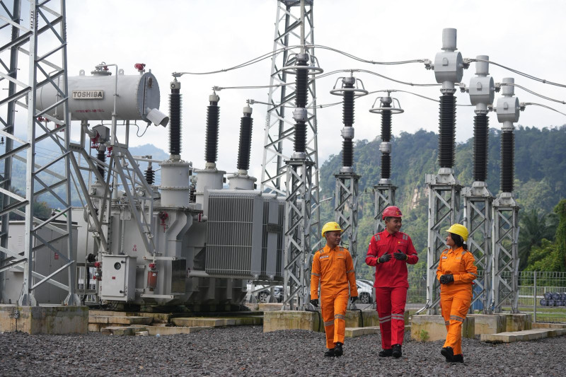 Ilustrasi pegawai PLN yang bertugas di gardu induk 150 kV PLTA Asahan, Sumatra Utara.