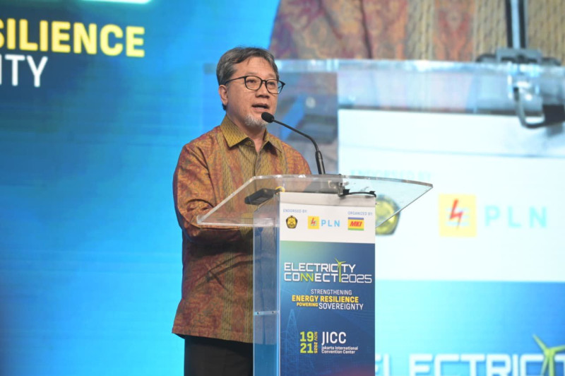 Direktur Pembinaan Program Ketenagalistrikan Direktorat Jenderal Ketenagalistrikan Kementerian ESDM, Wanhar, menegaskan peran vital sektor ketenagalistrikan sebagai penggerak ekonomi dan fondasi kemandirian bangsa menghadapi tantangan global. Ia berharap Electricity Connect 2025 menjadi wadah lahirnya ide dan kolaborasi menuju kedaulatan energi Indonesia.