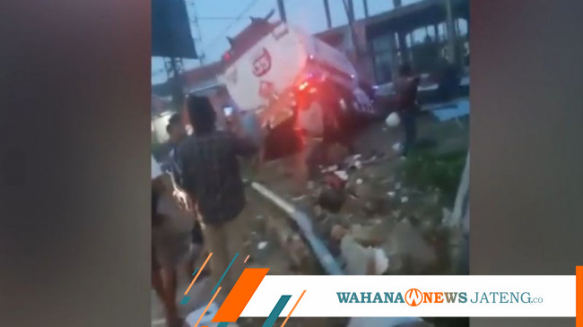 Truk Tangki Pertamina Kecelakaan Di Semarang Sopir Selamat Dan Kernet Tewas Terjepit Wahana