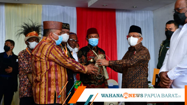 Masyarakat Adat Suku Mbaham Matta Beri Wapres Cenderamata - Wahana News ...